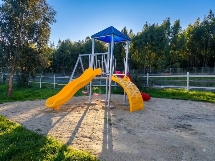 Plaza Infantil Modular con Torre, Toboganes y Columpios PLAZA 4